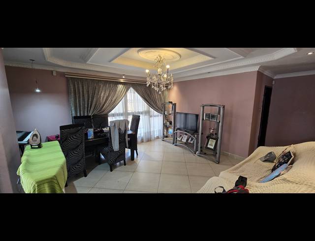 7 BEDROOM FREESTANDING FOR SALE IN FLORA PARK